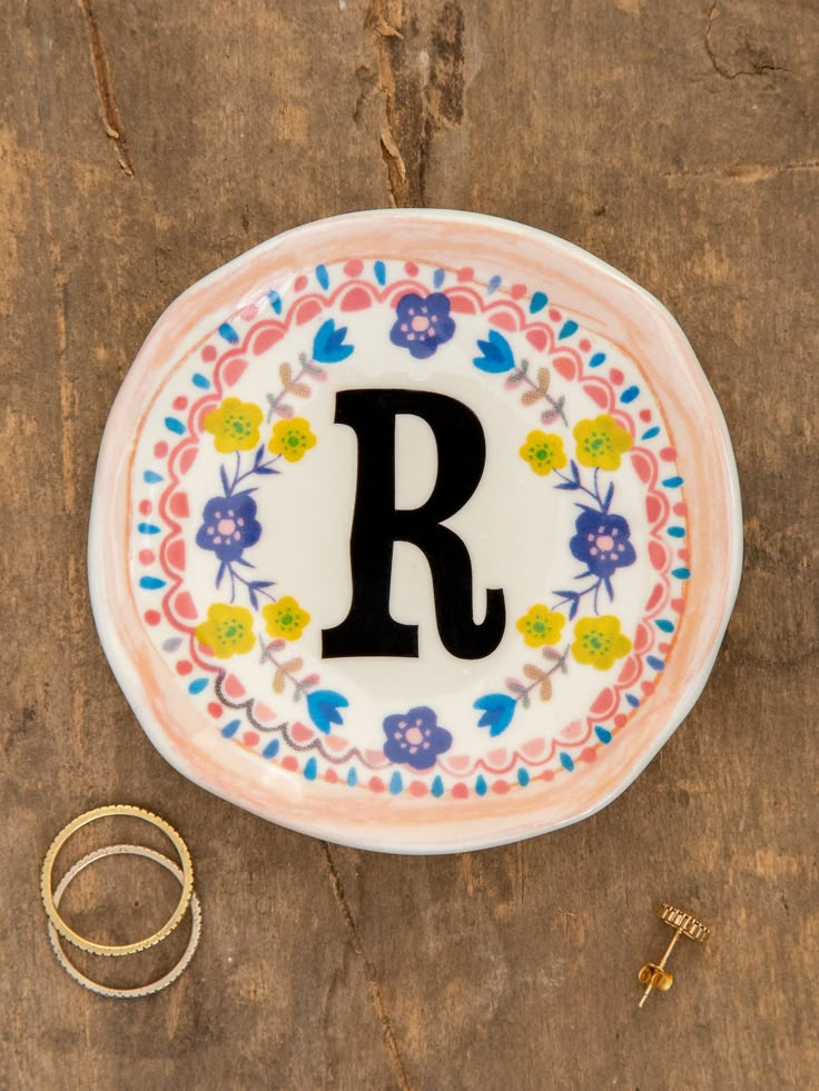 Initial Trinket Dish|R-view 1 Air Dry Clay Jewelry Dish, Trinket Dish Air Dry Clay, Preppy Pottery, Fun Pottery Painting Ideas, Trinket Tray Painting Ideas, Ring Dish Clay, Ring Dish Painting Ideas, Pottery Painting Jewelry Dish, Pottery Jewelry Dish