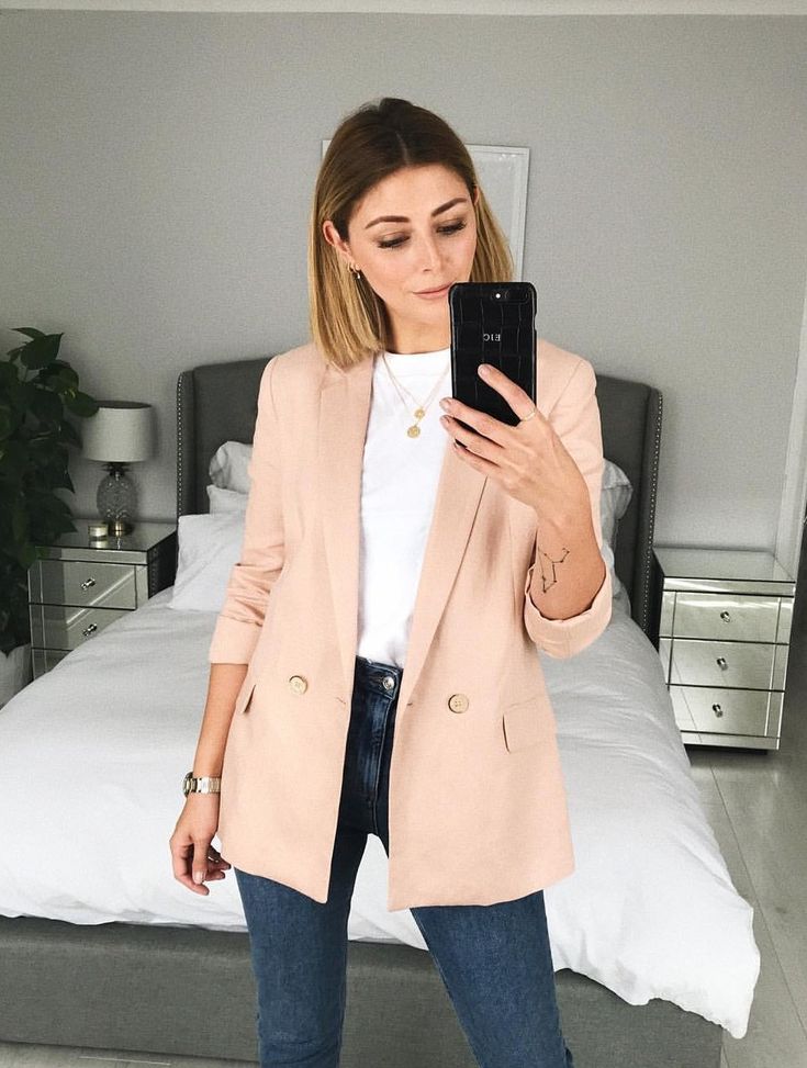 Nude Blazer Outfit, Tan Jacket Outfit, Blazer Rose, Emma Hill, Nude Outfits, Blazer Outfits Casual, Fashion For Petite Women, Minimal Outfit, Blazer And Shorts