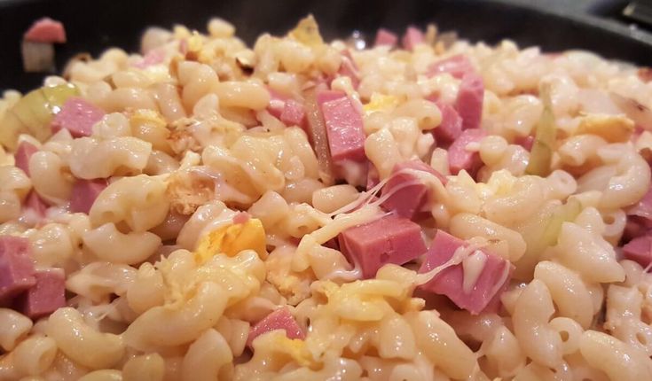 macaroni and cheese with ham in a skillet