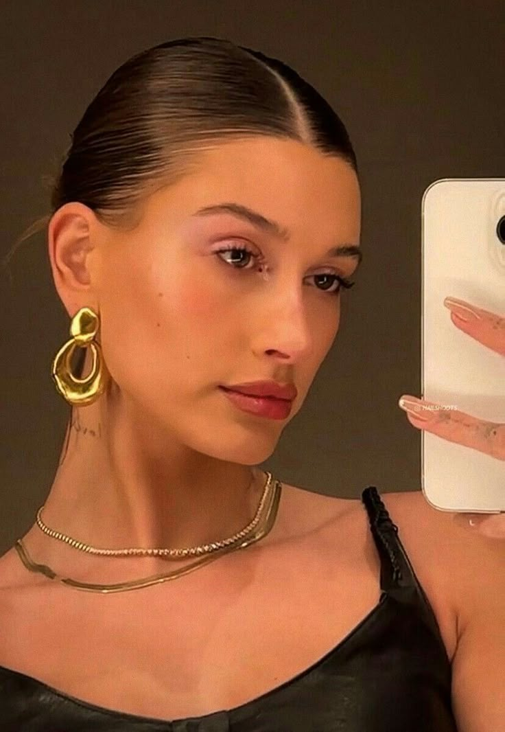 Hailey Bieber Bun, Hayley Bieber, Fair Skin Makeup, Hailey Bieber Style, Earrings Outfit, Hailey Baldwin Style, Justin Hailey, Chunky Earrings, Earring Trends