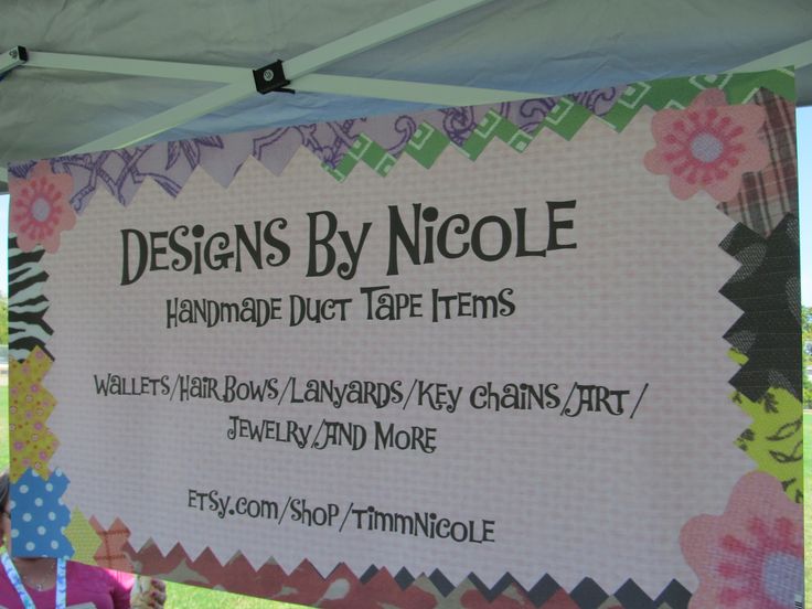 a sign that says designs by nicole on it