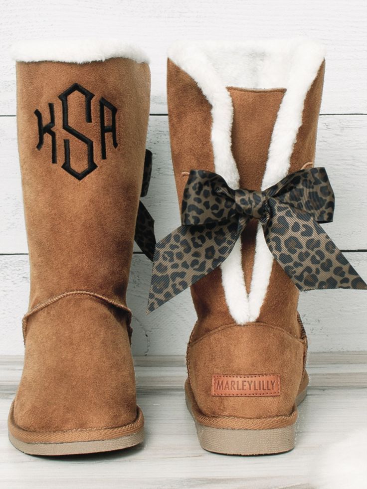 Monogrammed Sherpa Tie Boots from Marleylilly let you step out in style no matter what the weather brings! With a cozy Sherpa lining and adorable tie at the back for adjustable fit, you’ll be comfy and warm at tailgate parties, carol-singing walks or routine errand runs around town. Winter Boots With Bow And Round Toe, Fall Boots With Bow And Round Toe, Cute Brown Winter Boots, Sherpa Boots, Fall Tailgating, Tie Boots, Leopard Accessories, Tailgate Parties, Leopard Handbag