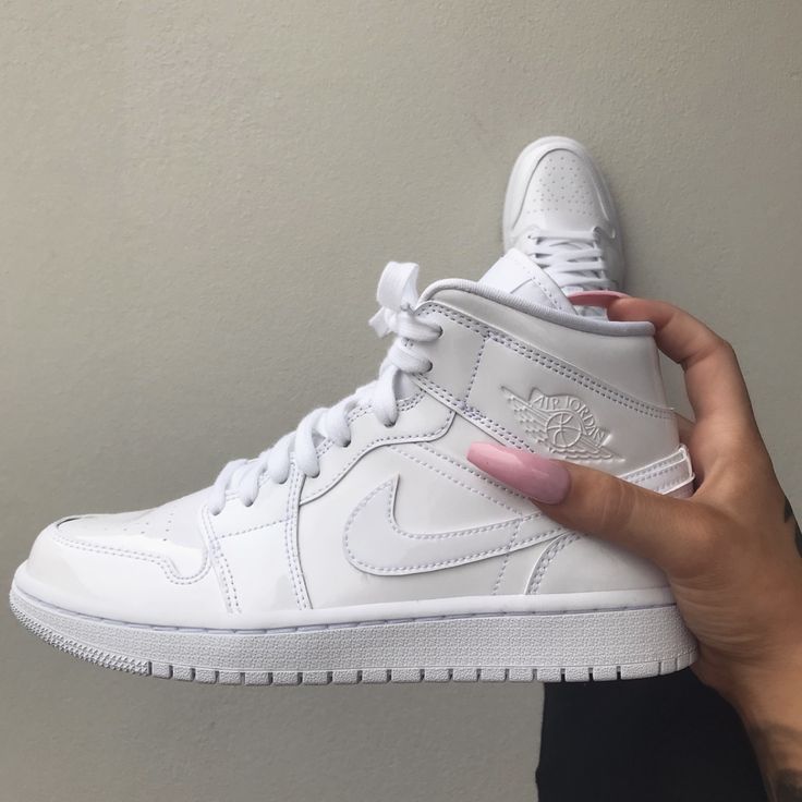 Jordan 1 White Outfit, Air Jordan 1 Mid Outfit Women, Nike Jordans Women, Air Jordan 1 White, Air Jordan Mid, Jordan 1 Mid White, Mid Shoes, Trending Womens Shoes, Shoe Wardrobe