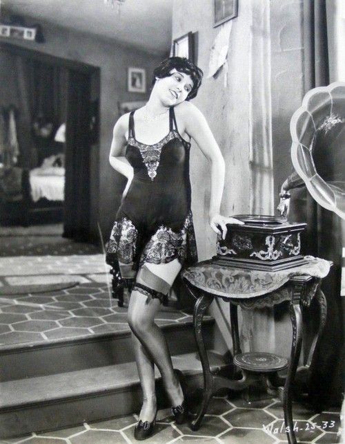 1920s Silent Screen Actress, Fifi Dorsay, in Camiknickers and Stockings. You can make a similar pair with this free 1926 “Step in”  pattern. Lingerie Latex, Lingerie Vintage, Lingerie Plus Size, Hot Lingerie, Lingerie Photos, Roaring Twenties, Roaring 20s, 1920s Fashion, Vintage Lingerie