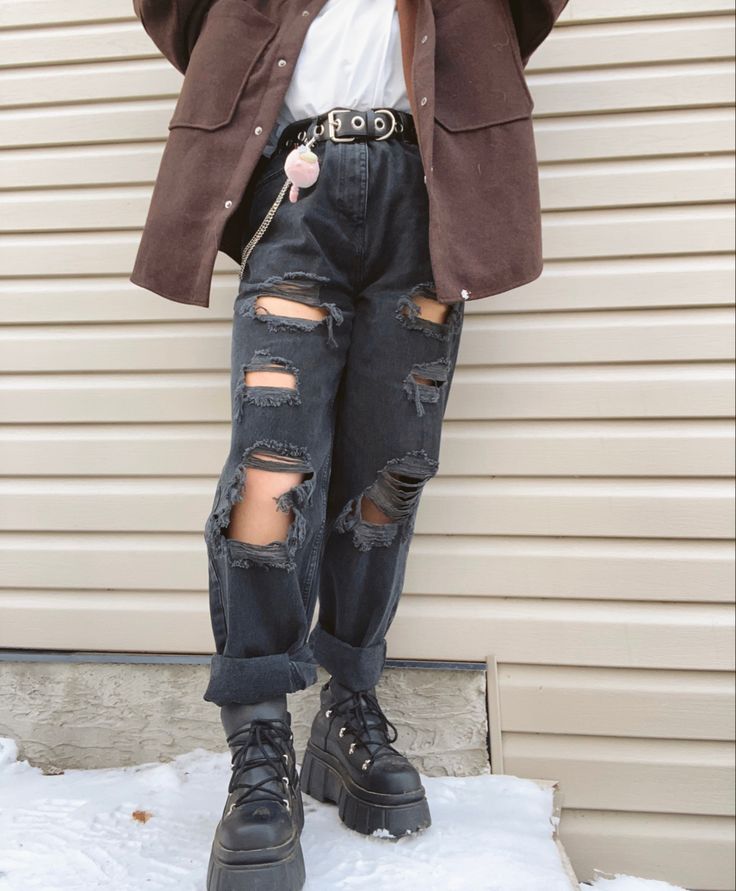 Torn Jeans Outfit, How To Style Ripped Jeans, Jeans Grunge, Outfit Oversize, Ripped Pants, Torn Jeans, Oversized Outfit, Oversized Jeans, Black Ripped Jeans