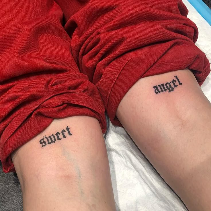 two people with matching tattoos on their legs that say,'august'and'march '