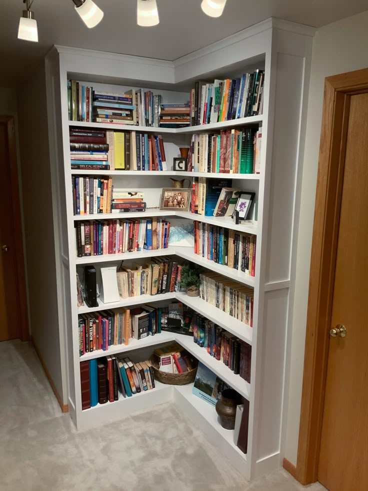 built in corner bookshelves Corner Built In, Bookshelf Corner, Corner Bookshelf, Bookcase Diy, Diy Dresser Makeover, Corner Bookshelves, Diy Accent Wall, Bookcase Design, Home Library Design