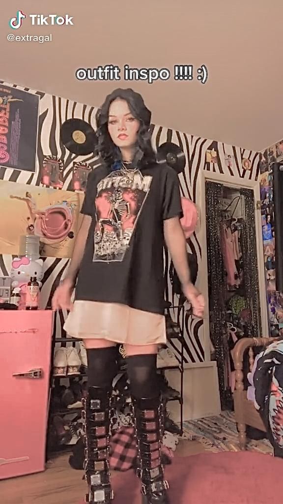 @extragal on tiktok Grunge Style Ideas, Grunge With Color, Demonia Outfit Ideas, Dark Outfit Ideas, Colorful Grunge Outfits, 2020 Alt Fashion, Cute Alt Outfits, Alt Aesthetic Outfits, Gothic Grunge Outfits