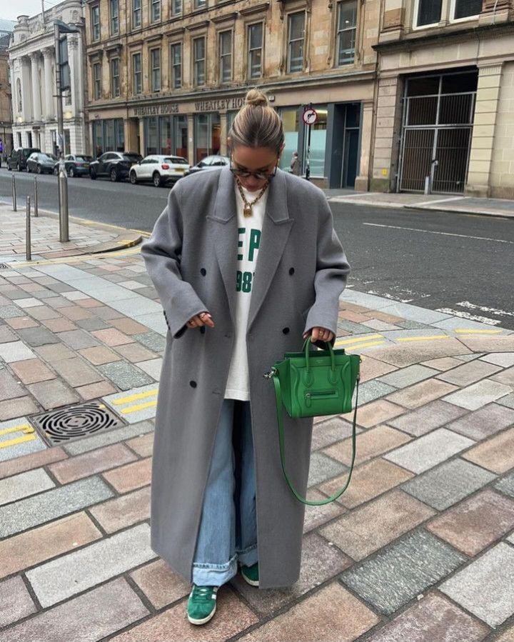 Looks Adidas, Samba Outfit, Looks Pinterest, Downtown Outfits, Mode Casual, Grey Outfit, Looks Street Style, Grey Coat, Coat Outfits