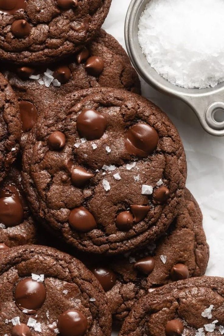 chocolate cookies with sea salt on top and one in the middle surrounded by other cookies