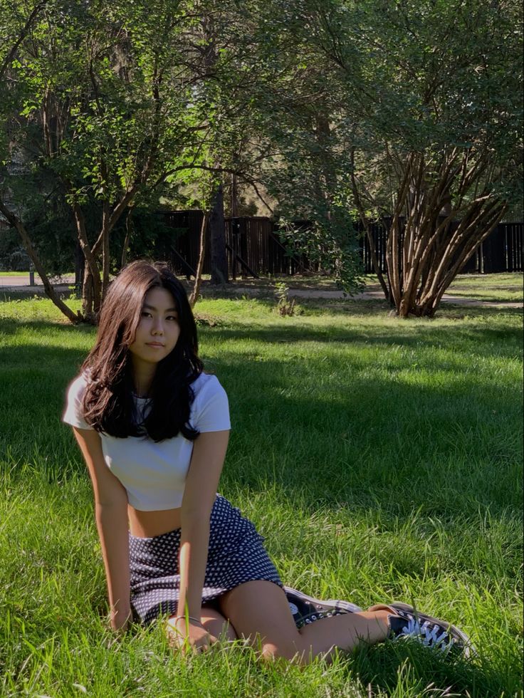 Park Portraits Photo Ideas, Sitting Poses Aesthetic, Photo Pose In Garden, Poses In A Garden, Park Pictures Ideas, Garden Photography Poses, Park Aesthetic Photoshoot, Sitting On Grass Poses, Park Picture Ideas Instagram