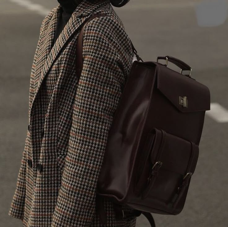 Dark Academia Backpack For School, Old Money Backpack For School, Brown Backpack Outfit, Dark Academia School Bag, Office Backpack Women, Old Money Backpack, Bagpack Outfit Style, Dark Academia Backpack, Dark Academia Bag