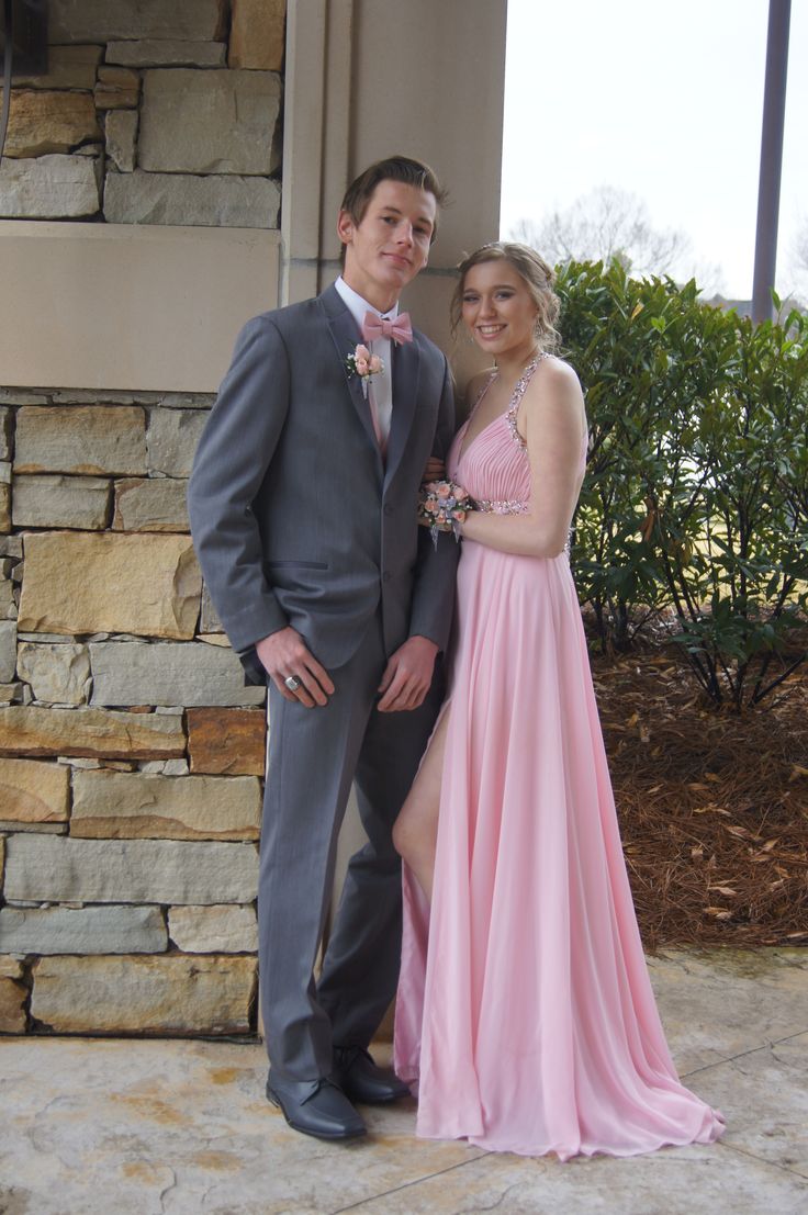 Black Suit Pink Bow Tie, Pink And Grey Prom, Pink And Grey Prom Couple, Pink Couple Outfit, Pink Prom Couple, Prom Tuxedo Ideas, Gray Formal Dress, Prom Tux, Pink Tuxedo