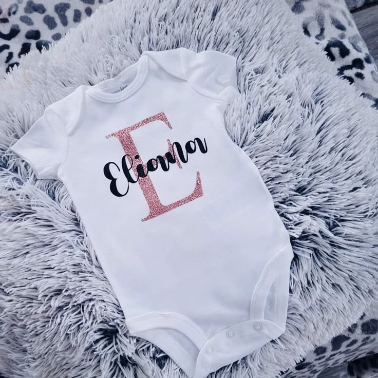 Newborn Cricut Ideas, Custom Onesie Ideas, Baby Girl Onsie Designs, Infant Onesie Ideas, Newborn Baby Onesie Ideas, Baby Girl Onsies Cricut Funny, Diy Onesies Cricut, Cricut Onsies Ideas, Baby Girl Cricut Ideas