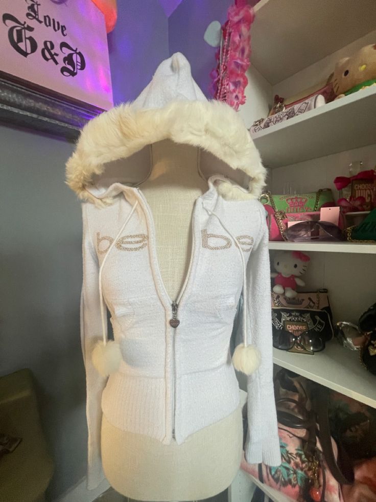 2000 Fur Coat, 2000s Fluffy Jacket, Fur Hoodie Y2k, Y2k Fur Trim Jacket, 200s Winter Fashion, Y2kwinter Outfits, Fur Lined Jacket Y2k, White Jacket Y2k, Bling Y2k Outfits