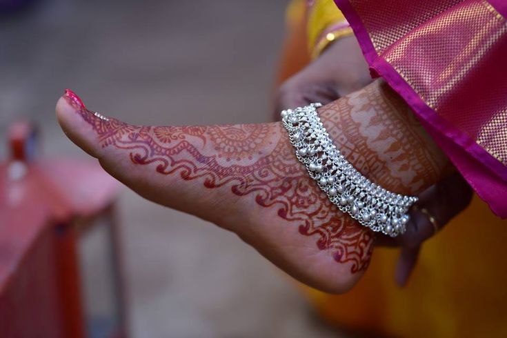 Here is the Scientific Reason for Wearing a silver Anklets!!! | Fashionworldhub Dulhan Payal Design, Payal Silver, Foot Jewelry Wedding, Payal Designs Silver, Silver Anklets Designs, Silver Payal, Anklets Indian, Bridal Anklet, Accessories Inspiration