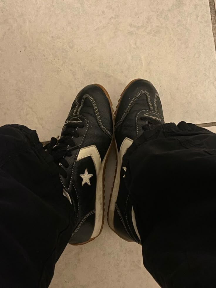 Phone Mirror Selfie, Dr Shoes, Quoi Porter, Image Swag, Rings Style, Shoe Wishlist, Funky Shoes, Converse One Star, Shoes Converse