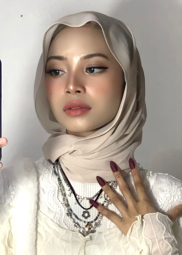 Make Up Lebaran, Makeup Graduation Hijab, Hijab Makeup Look, Makeup Looks Hijab, Make Up Hijab, Hijabi Makeup, Makeup Ulzzang, Makeup Hijab, Makeup Cantik