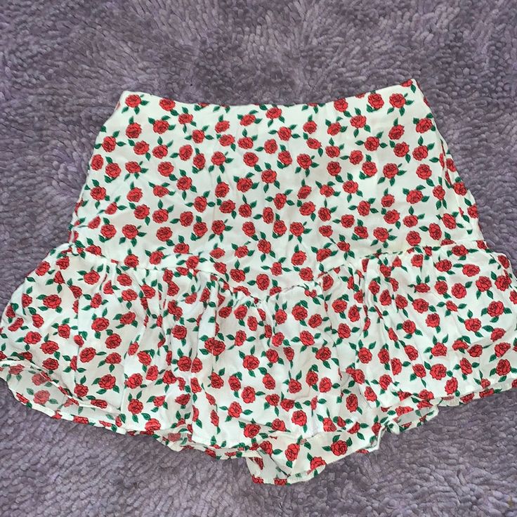 New With Tags Size Xs Short Skort Cute White High Waist Bottoms, Cute Floral Print Bottoms For Beach, Cute White Fitted Bottoms, Cute Fitted White Bottoms, Cute Floral Print Summer Bottoms, Cute Summer Floral Print Bottoms, Cute Floral Print Beach Bottoms, Chic White Floral Print Shorts, Cute High Waist White Shorts