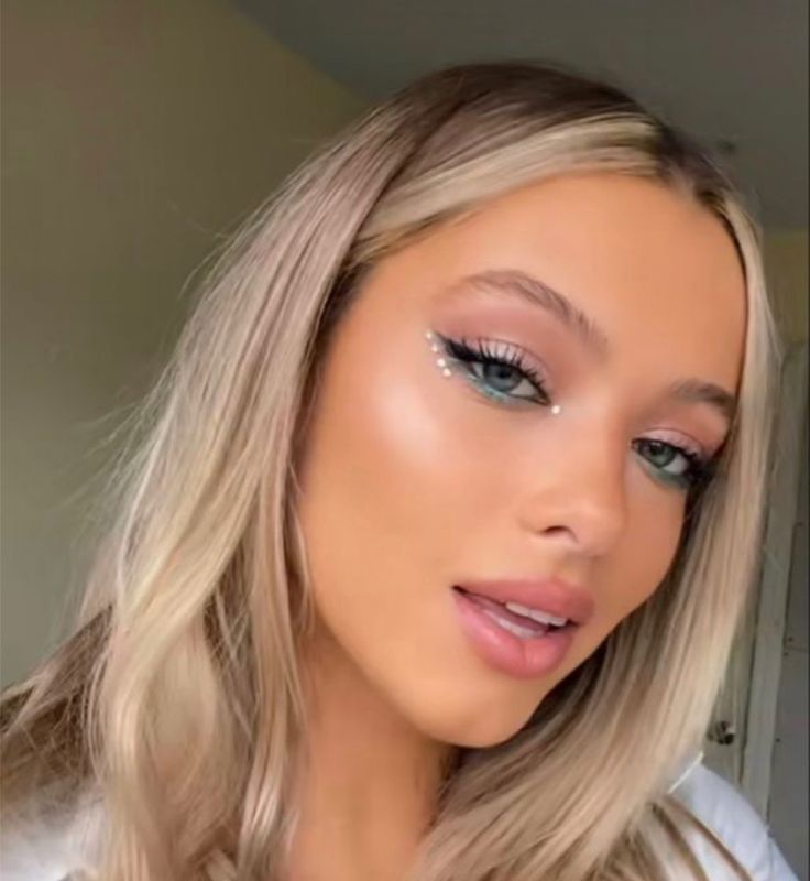 Prom Makeup Blue Eyes, Concert Makeup Looks, Makeup Subtle, Prom Eyeshadow, Sweet 16 Makeup, Makeup Looks Prom, Prom Makeup Look, Blue Eyeshadow Makeup, Bridesmaids Makeup