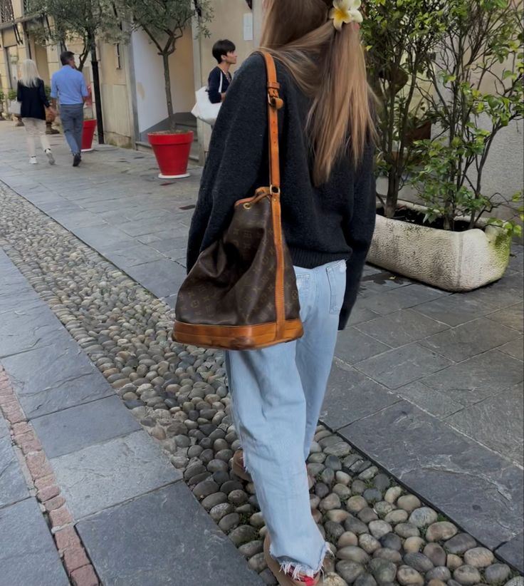 Noe Noe Louis Vuitton, Louis Vuitton Bucket Bag Outfit, Lv Bucket Bag Outfit, Louis Vuitton Noe Bag Outfit, Lv Noe Outfit, Outfits With Louis Vuitton Bag, Mcm Bag Outfit, Tan Bag Outfit, Louis Vuitton Sac Noe