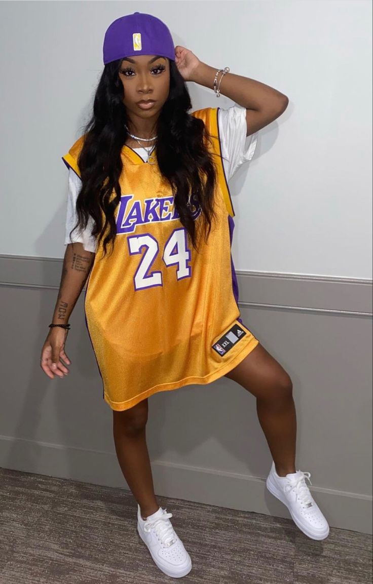 90s Jersey Outfit Women, 90s Theme Party Outfit Women, Nba Jersey Outfit, Jerseys Outfit, Sports Jersey Outfit, Jersey Dress Outfit, Lakers Outfit, Aaliyah Outfits, 90s Themed Outfits