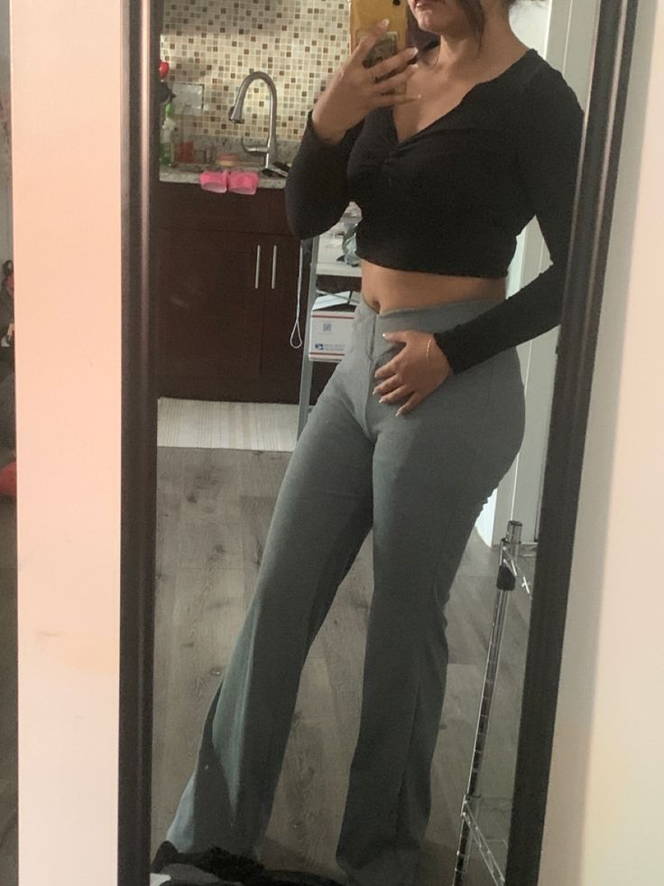 College day outfit idea gray yoga pants and black long sleeve v neck top College Day Outfit, Grey Yoga Pants Outfit, Pullover Crop Top, Grey Yoga Pants, Lazy Day Outfit, Yoga Pants Outfit, Top Sweater, Flare Leggings, Crop Top Sweater