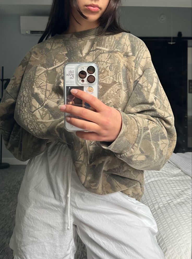 Camo Sweater, Camouflage Hoodie, Outfit Hoodie, Style Casual Chic, Chic Fall Fashion, Trendy Outfit Inspo, Style Désinvolte Chic, Friday Outfit, Oversized Pullover