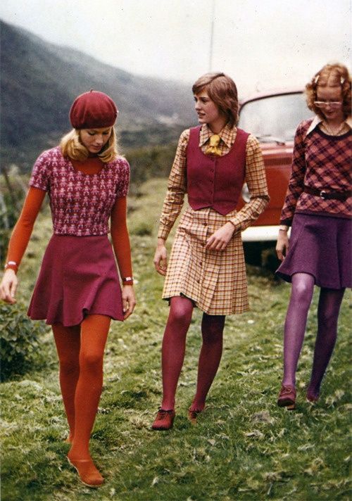 .i wanna dress up cool and hang out with these girls.... 40s Mode, 60s 70s Fashion, 60s And 70s Fashion, Fashion 70s, Mode Hippie, 70s Inspired Fashion, 70s Outfits, 70’s Fashion, 70s Hippie