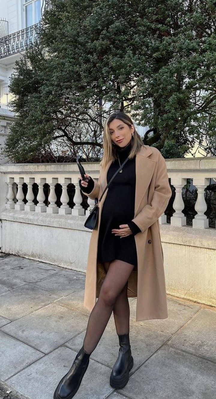 Winter Fashion Outfits Pregnant, Fall Outfit Maternity, Pregnant Outfits Fall Winter, Pregnant Work Outfit Winter, Winter Fashion Pregnant, Pregnant Looks Winter, Cute First Trimester Outfits, Maternity Chic Outfits, Pregnate Outfit Winter