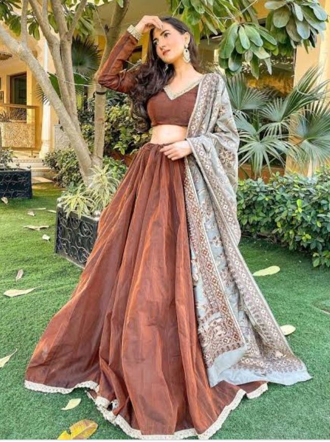 Royal Lehenga, Chanderi Lehenga, Simple Lehenga, Trendy Outfits Indian, Indian Outfits Lehenga, Lehenga Fabric, Lehenga Designs Simple, Traditional Indian Dress, Indian Dresses Traditional