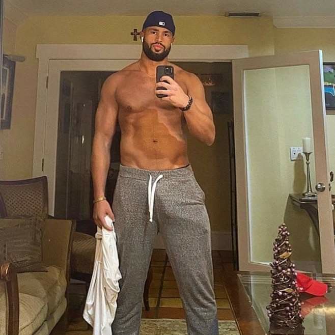 I don't own the Rights to This Photo Follow @Kevin Portillo32 Guys In Grey Sweatpants, Gray Sweatpants Man, Cowboys Men, Gray Sweatpants, Hunks Men, Beefy Men, Grey Sweatpants, Aesthetic Guys, Shirtless Men