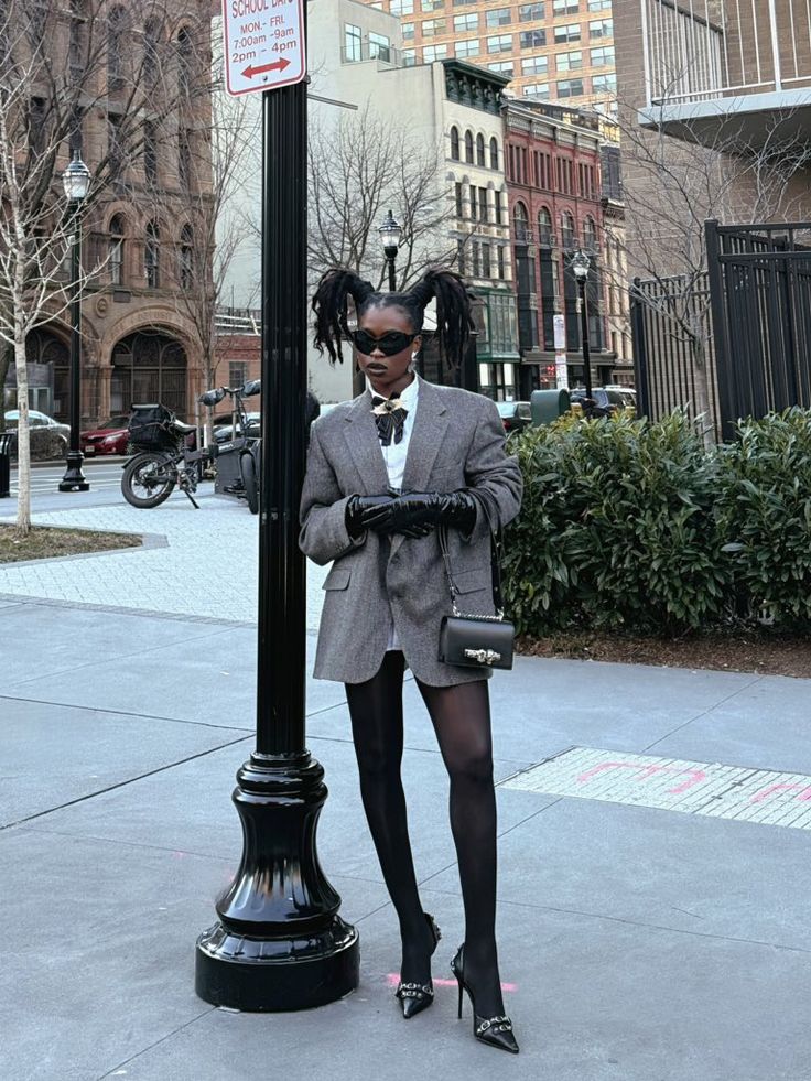 Preppy Outfits Photoshoot, Corporate Street Wear, Fall In London Outfits, Black Women In Suits, Blazer Photoshoot, Dramatic Essence, Feminine Dark, Jae Suk, Luxury Outfit