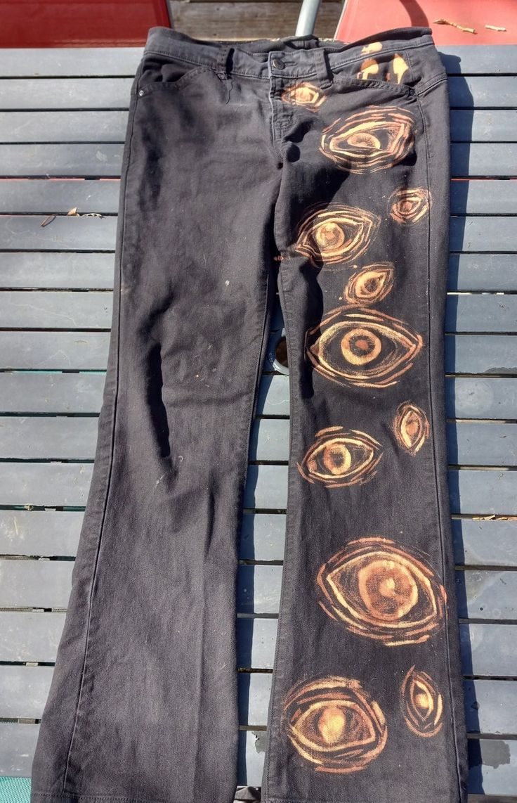 Clothes With Eyes On Them, Unique Pants Design, Art On Jeans, New Jeans Jeans, Shoe Customization, Eye Clothing, Bleach Jeans, Jean Styles, Bleaching Clothes