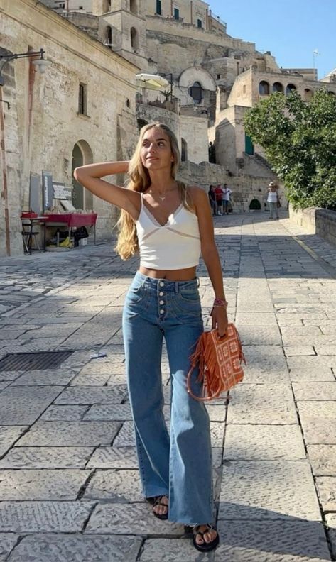 Europe Spring Break Outfits, Barcelona Summer Style, Dinner Outfit Inspo Winter, Barcelona Street Style 2023, Spain Inspired Outfits, Barcelona Spain Summer, Spain Going Out Outfit, Barcelona Outfits Summer What To Wear, Barcelona Spain Aesthetic Outfits