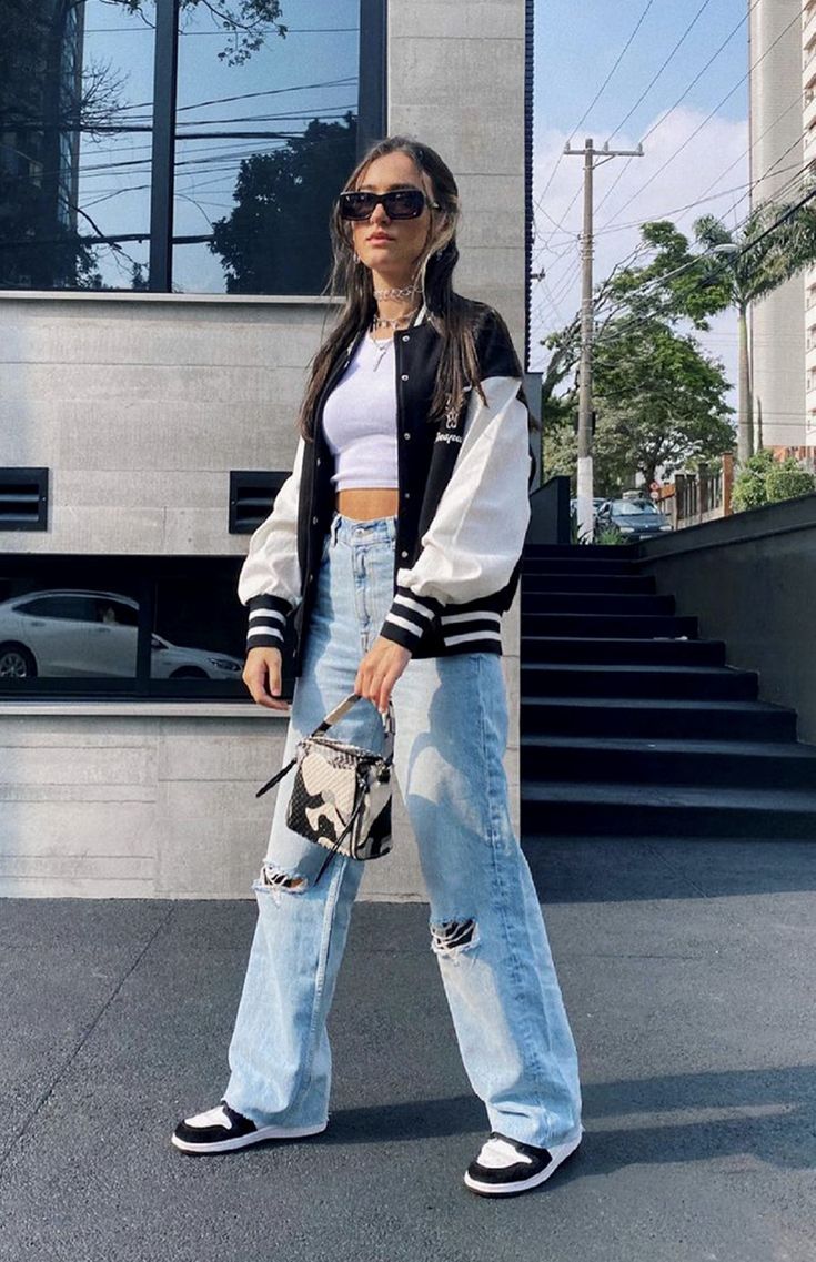 Wide Jeans Outfit, Fall Outfit Ideas Casual, Cropped Jacket Outfit, Jackets Varsity, Black Top Outfit, White Tops Outfit, Wide Leg Outfit, Wide Leg Jeans Outfit, Outfit Ideas Casual