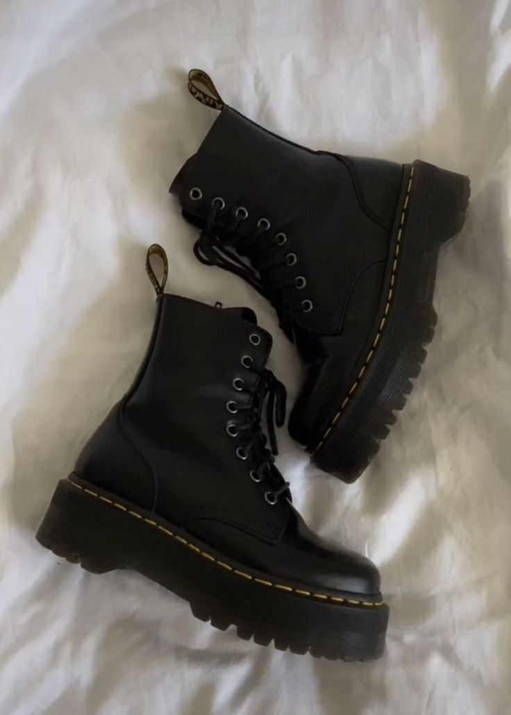 Comfy Shoes Aesthetic, Vintage Shoes Boots, Aesthetic Shoes 2023, Goth Aesthetic Shoes, 2023 Trendy Shoes, Cute Boots Aesthetic, Botines Aesthetic, Shoes Aesthetic Boots, Aesthetic Shoes Vintage