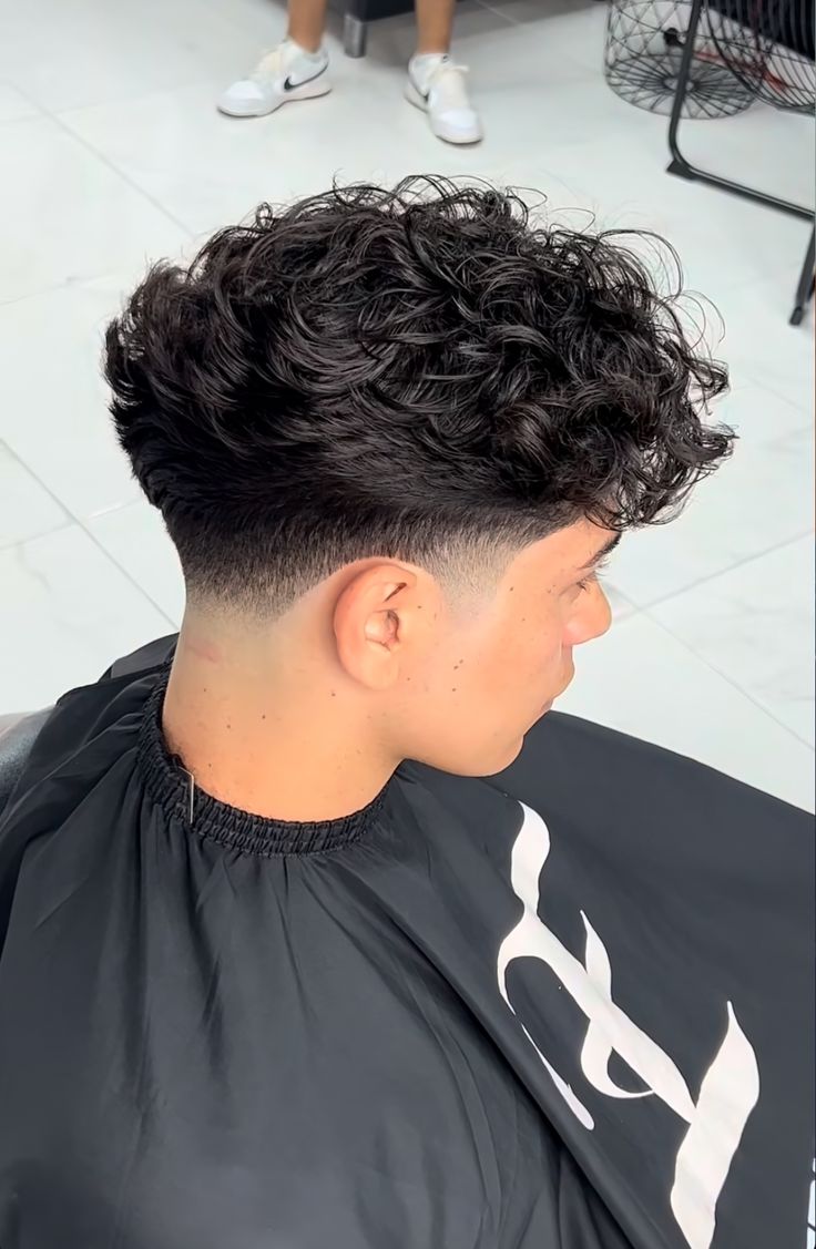 Man Haircut Curly Hair, Taperfade Men Straight Hair, Cool Hairstyles For Men Short Hair, Ceasar Cut Men Fade, Men’s Curly Hair Low Taper Fade, Low Tapper Cut, Lower Fade Haircut, Tapper Fade Boys Haircut Curly, Haircuts For Curly Hair Natural Curls Men