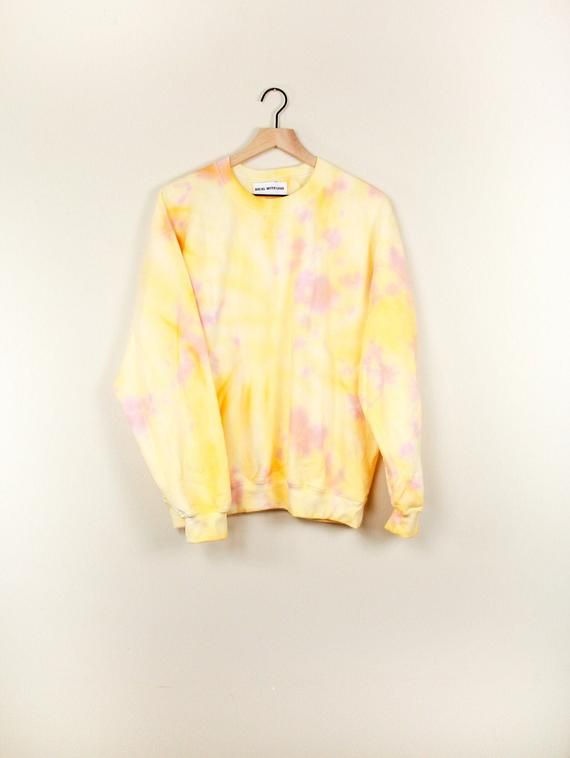 Easy Diy Tie Dye, Pretty Tie Dye, Colourful Clothing, Tie Dye Loungewear, Unique Tie Dye, Tie Dye Tops, Pastel Tie Dye, Dye Sweatshirt, Tie Dye Crop Top