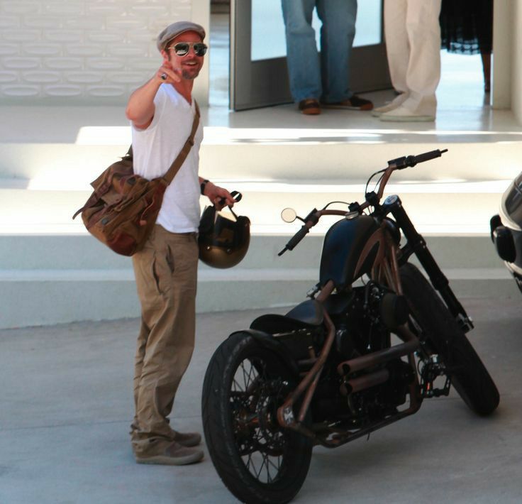 Brad Pitt Motorcycle, Brad Pitt Haircut, Famous Boy, Classic Harley Davidson, Entertainment News Celebrities, Cafe Racer Bikes, Bike Style, Motorcycle Style, Hollywood Star