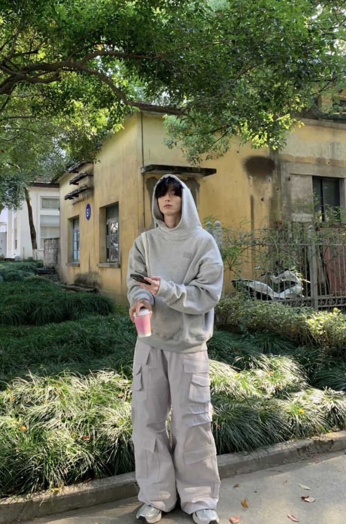 Baggy outfit sweats sweatpant hoodie cute asian guy chinese boy Chinese Men Outfit, Chinese Boy Outfit, Asian Boy Outfits, Asian Men Aesthetic, Chinese Boy Aesthetic, Korean Boy Outfit, Chinese Men Fashion, Chinese Fashion Men, Mens Sweater Outfits