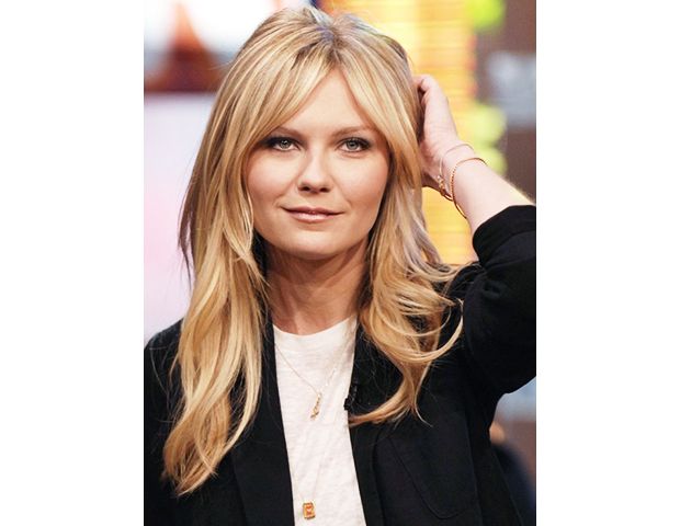 @Margaret Byrd Beauty - Kirsten Dunst’s center-parted long bangs seamlessly blend with her layers. Tmavý Blond, Celebrity Bangs, Bardot Bangs, Bangs For Round Face, Round Face Haircuts, Long Hair With Bangs, Kirsten Dunst, Short Hairstyle, Hairstyles For Round Faces