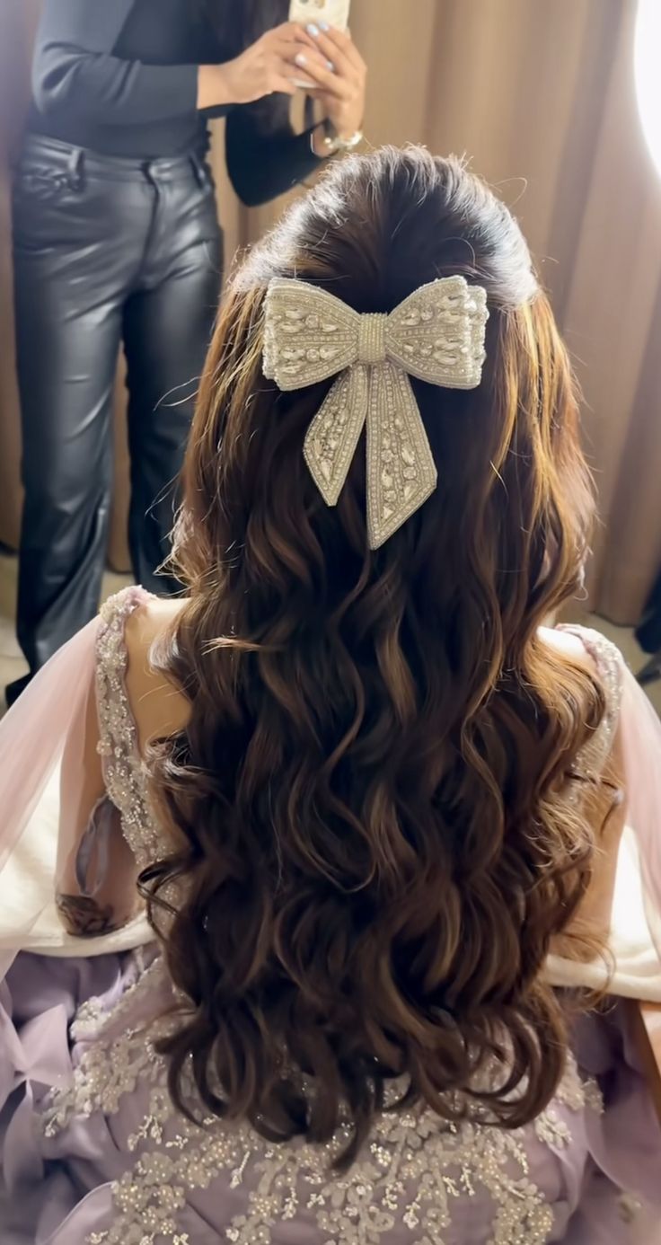 Hair Bow For Wedding, Puff Hair Styles Wedding Indian, Indian Hairstyles For Punjabi Suit, Bridal Hairstyle For Long Face, Hairstyles For Brothers Wedding, Cute Hairstyles For Indian Wedding, Wedding Hairstyles For Small Faces, Wavy Curls Hairstyles For Wedding, Open Hairstyles For Reception