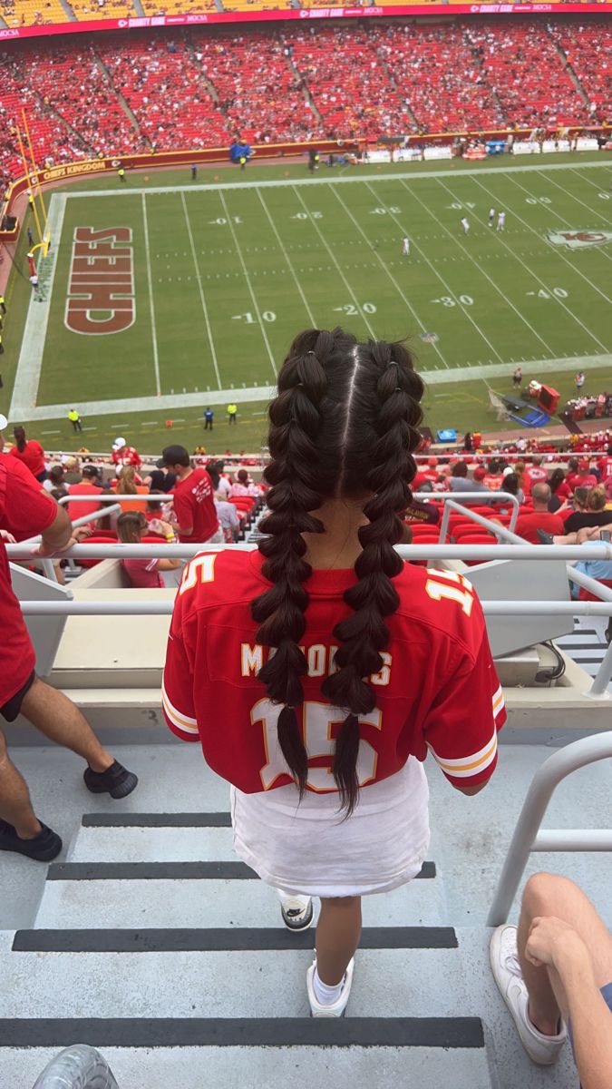 Hair inspiration, bubble braids, football game, chiefs, Kansas City, game day outfit Basketball Hairstyles Bubble Braids, Bubble Faux Braid, Bubble Braids Sports, Basketball Game Makeup, Preppy Football, Heart Bubble Braid, College Football Game Day Hair, Super Bowl Hairstyles, Football Game Hair Ideas