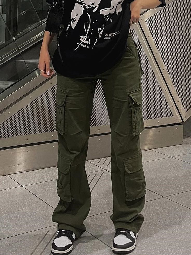 Green Cargo Pants Outfit, Baggy Jeans Women, Dark Green Pants, Cargo Pants Baggy, Outfits Juvenil, Y2k Cargo Pants, Cargo Outfit, Cargo Pants Outfit Women, Cargo Pants Outfits