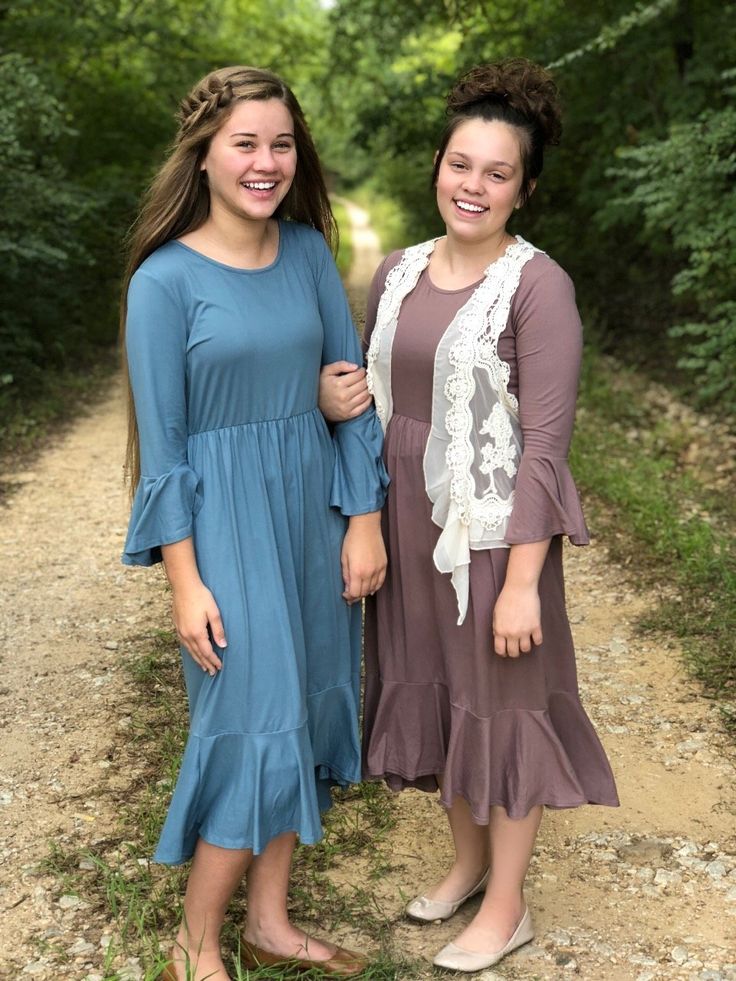 Modern Modest Dresses, Womens Modest Dresses, Curvy Modest Outfits, Mennonite Dress Ideas, Modest Womens Fashion, Modest Graduation Outfit, Modesty Christian, Modest Dresses For Church, Mennonite Dress