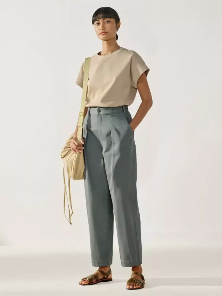 Uniqlo 2023 Women, Uniqlo Outfits Women, Uniqlo Japan Style, Uniqlo Outfit Ideas Women, Baker Pants Uniqlo Outfit, Japandi Fashion Style, Uniqlo Drawstring Bag Outfit, Uniqlo U, Uniqlo T Shirt