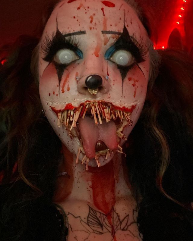 Scary Costume Makeup, Female Clown Makeup Scary, Scary Clown Halloween Costume Ideas, Halloween Horror Makeup Ideas, Theatrical Makeup Special Effects, Gothic Horror Makeup, Gore Makeup Halloween, Scary Clowns Makeup, Horror Circus Costume