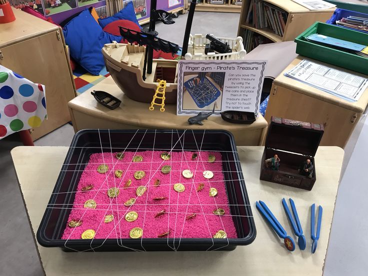 there are many different items on display in this classroom area, including buttons and pens