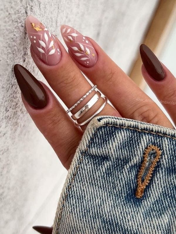 thanksgiving nails: dark brown with white leaves Thanksgiving Nail Ideas, Thanksgiving Nails Design Fall, November Nail Designs, Fall Thanksgiving Nails, Brown Nails Design, Thanksgiving Nail Designs, Thanksgiving Nail, September Nails, November Nails